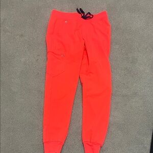 Figs fiery coral jogger S